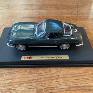 Maisto Diecast 1965 Chevrolet Corvette Glen
Green Special Edition